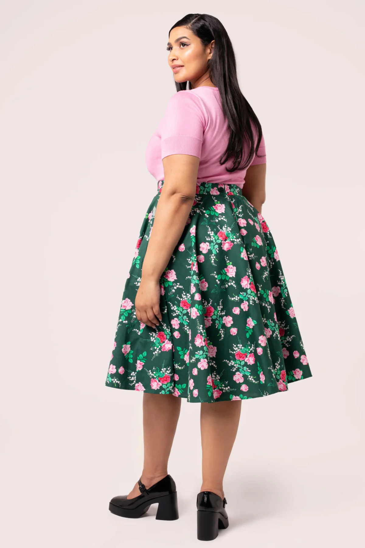 Hell Bunny Mabel Skirt set fra siden – grøn retro nederdel med blomsterprint og fyldig cirkelfacon