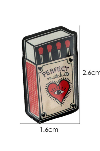 Perfect Match Pin med mål 2,6 cm x 1,6 cm
