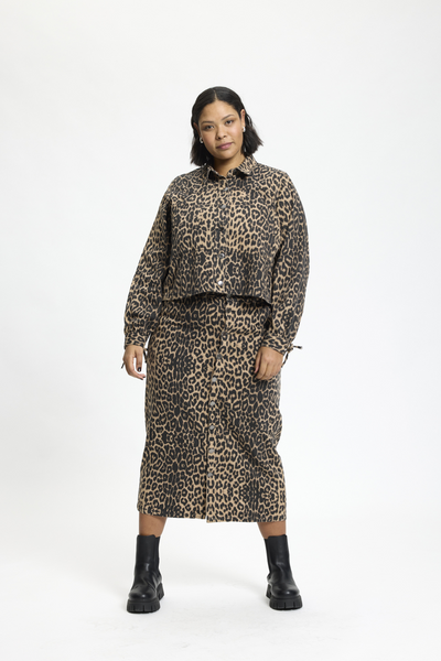 Model iført Anyday Curves leopardjakke og matchende nederdel mod hvid baggrund