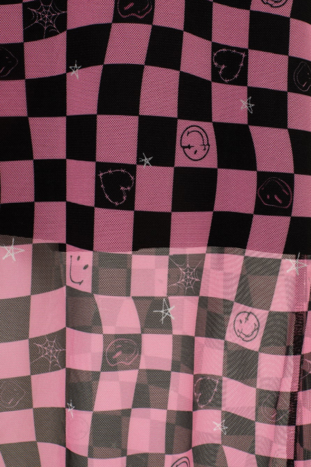 Nærbillede af stoffet på Distortion Skirt med pink og sort checkerboard samt Smiley® motiver.