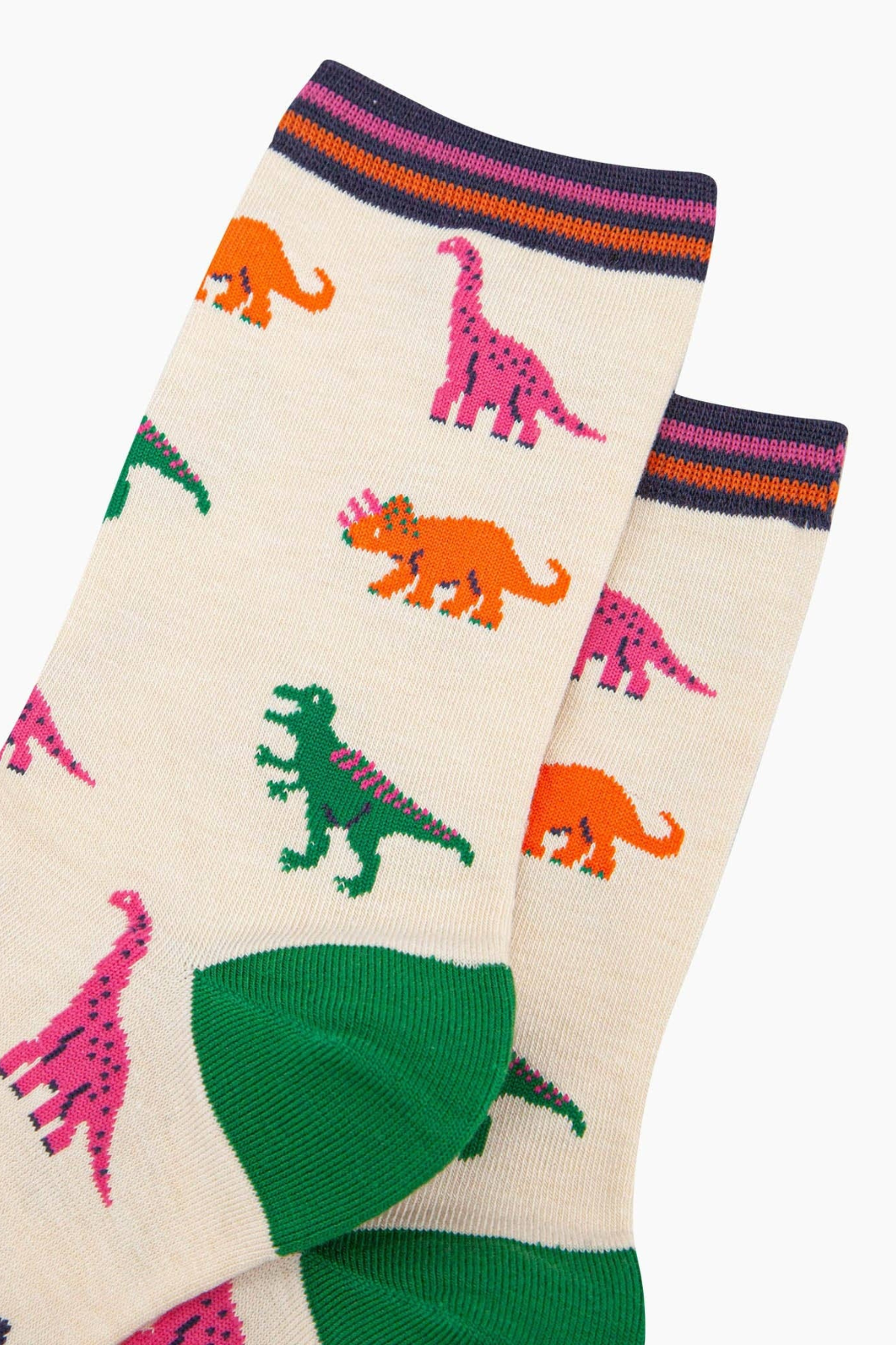Detalje af bambusstrømper med grøn T-Rex, pink langhals & orange triceratops.