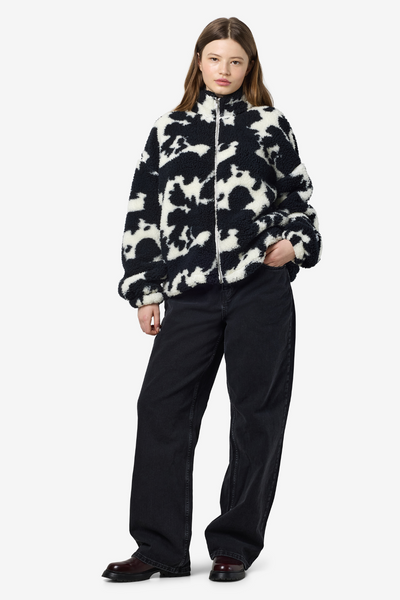 Model iført oversized Noisy May fleecejakke i sort/hvid print, fuld figur