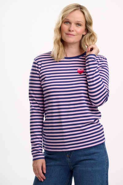 Model iført Brunswick Jersey Top i lyserød og navy striber – frontvisning
