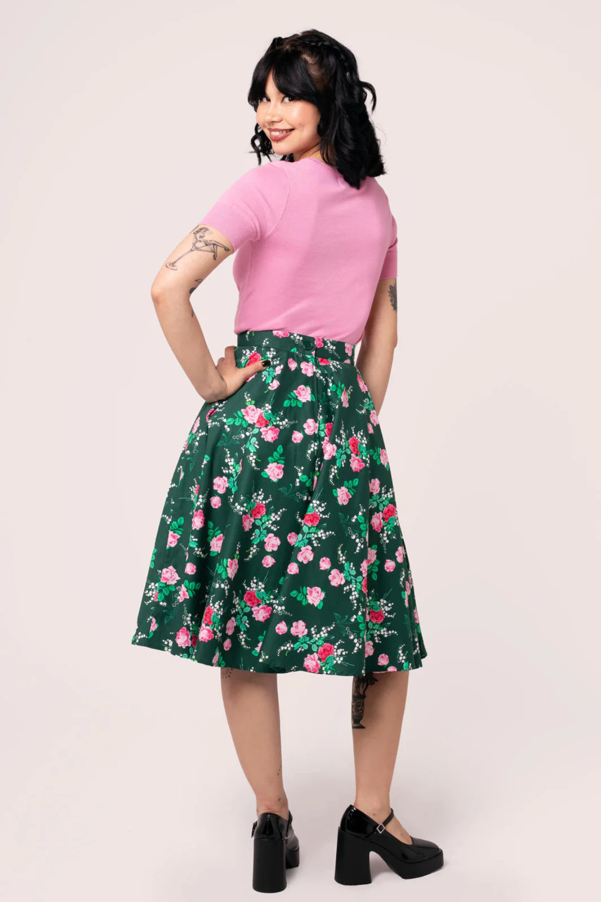 Bagside af Hell Bunny Mabel Skirt – grøn nederdel med blomstermønster og klassisk A-facon