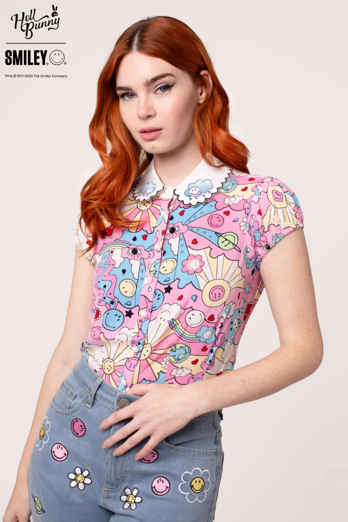 Rød model i Loulou Blouse set forfra – viser den farverige skjorte med Smiley®-illustrationer.