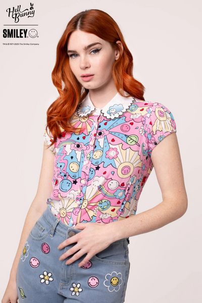 Rød model i Loulou Blouse set forfra – viser den farverige skjorte med Smiley®-illustrationer.