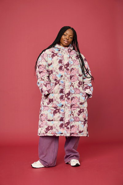 Plus size model iført Amber Vinterjakke med multicolor print, set forfra
