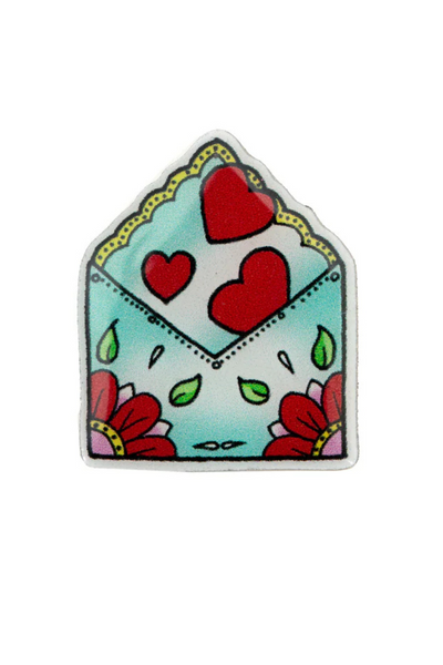 Nærbillede af Love Note Pin