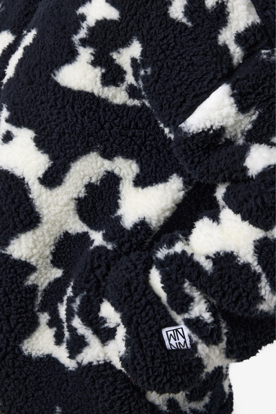 Detaljebillede af blød fleece med Noisy May logo på ærmet