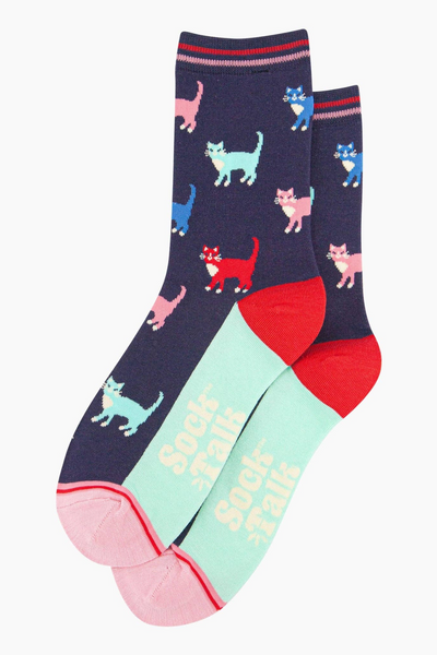 Fladtliggende strømper med mintfarvet underside og tydeligt "Sock Talk"-logo under foden