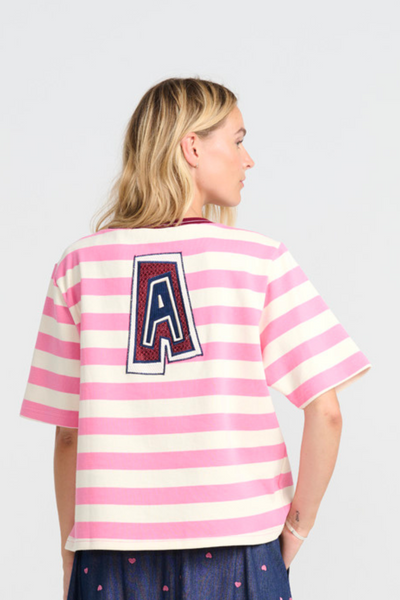 Rygbillede af modellen med fokus på det store A-bogstav i rødt og navy