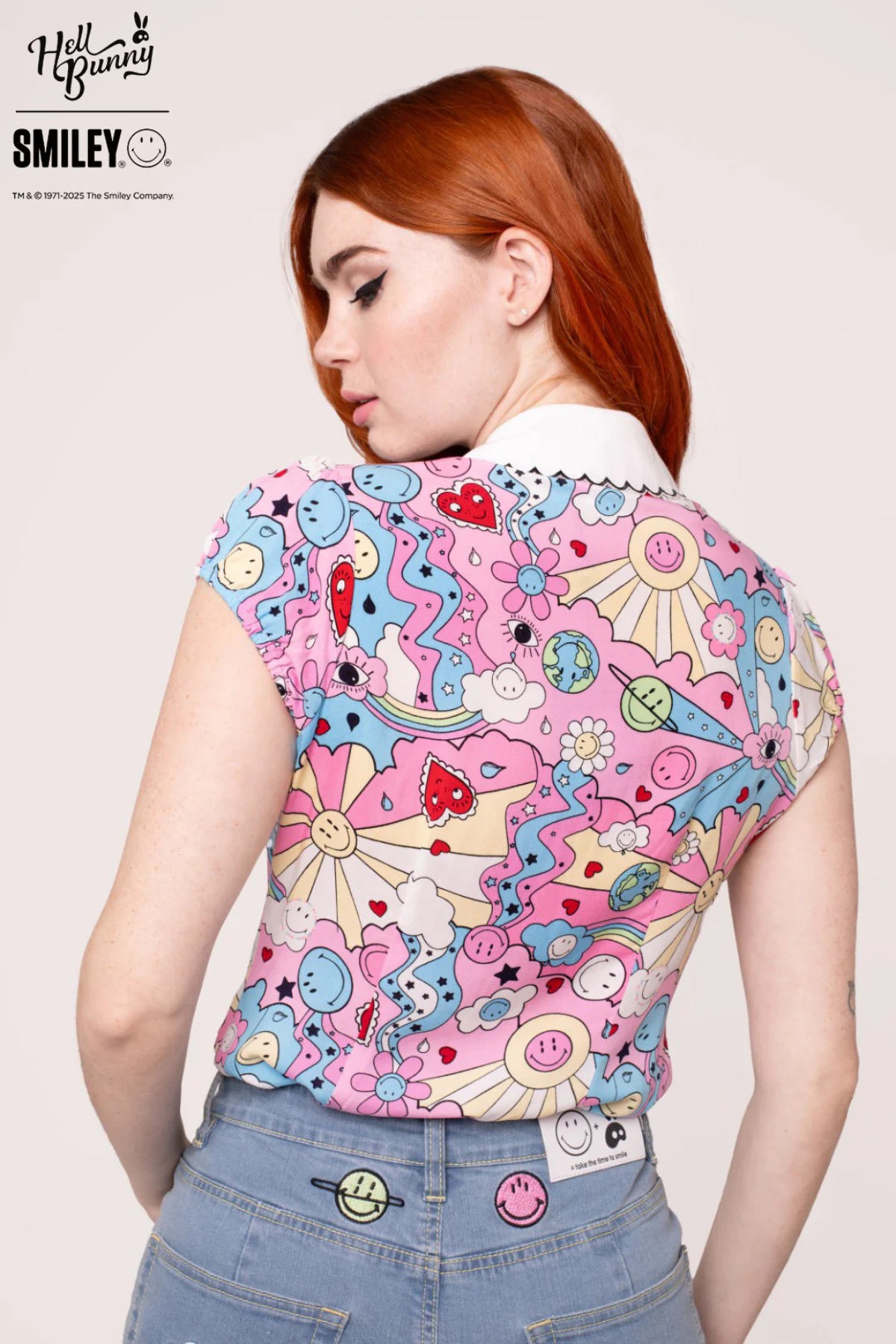 Bagside af Loulou Blouse på rød model – viser helprintet design med Smiley®-motiver.