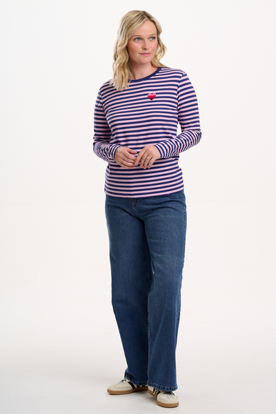 Model i fuld figur med Brunswick Jersey Top stylet med jeans.
