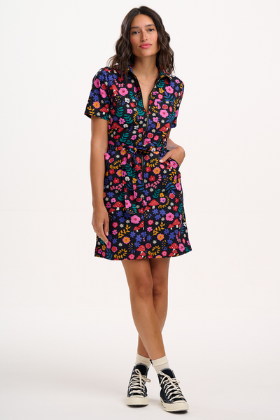 Tasha Mini Dress forfra, kort kjole med blomsterprint og lynlås