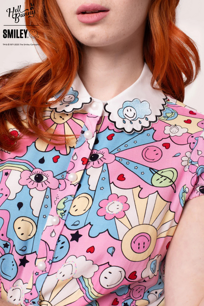 Closeup af krave med Smiley®-broderi og perleknapper på Loulou Blouse.