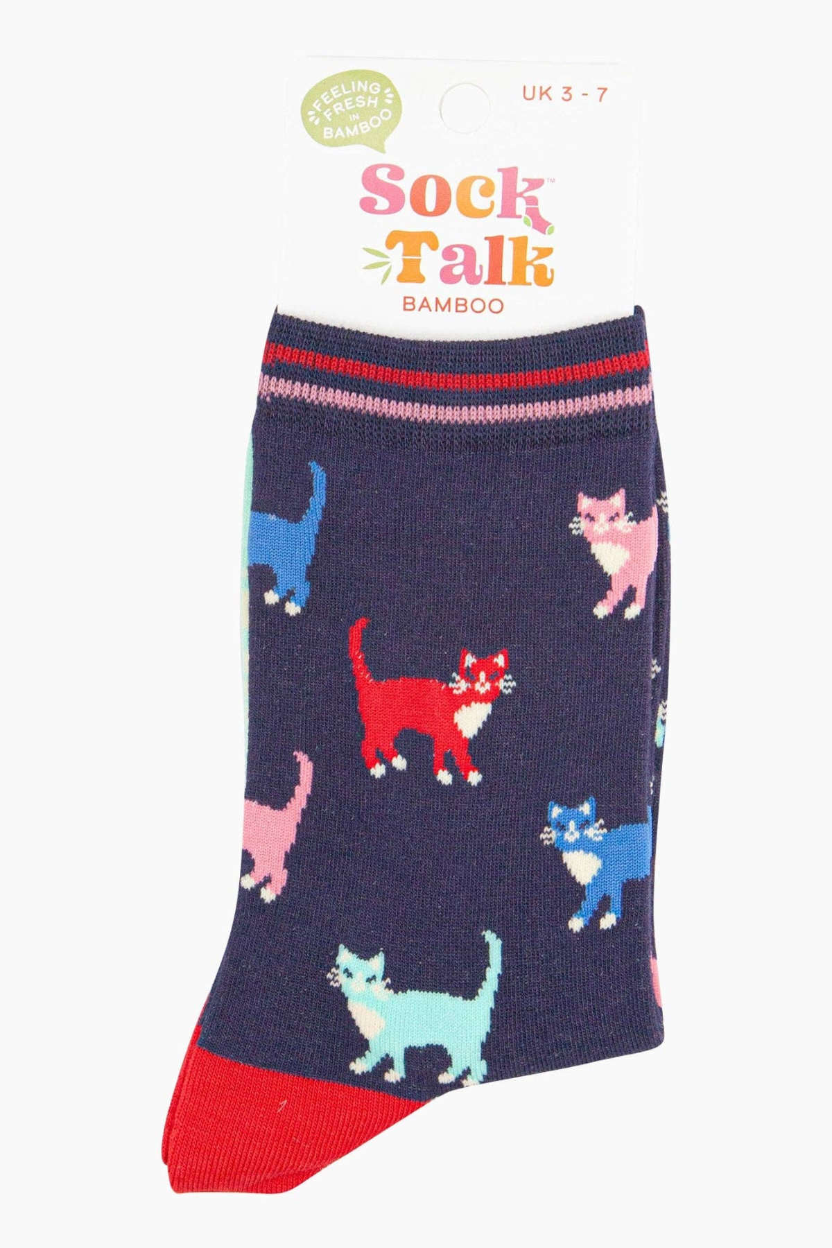 Produktvisning med emballage – sokkerne foldet og kattemønsteret i fokus under "Sock Talk Bamboo"-mærket