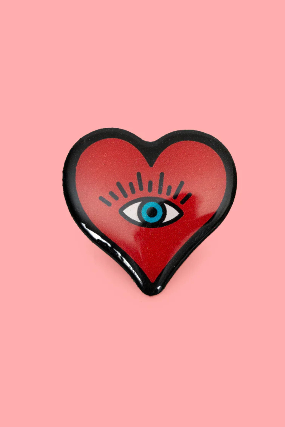 Heart Pin – Rødt hjerte med blåt øje i retro-stil