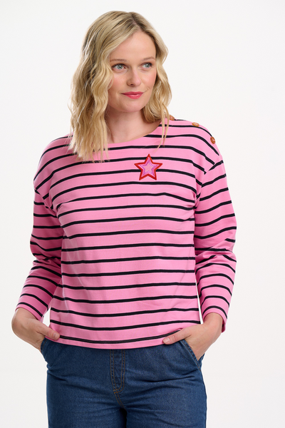 Model viser CELINE BRETON bluse forfra, lyserød med sorte striber og stjernepatch.
