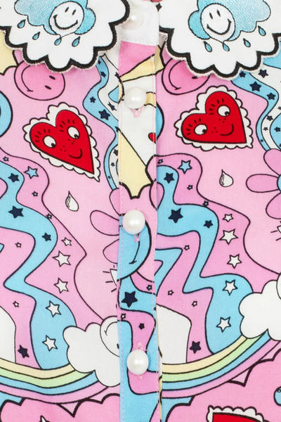 Closeup af perleknapper og detaljer på Loulou Blouse – farverigt print i fokus.