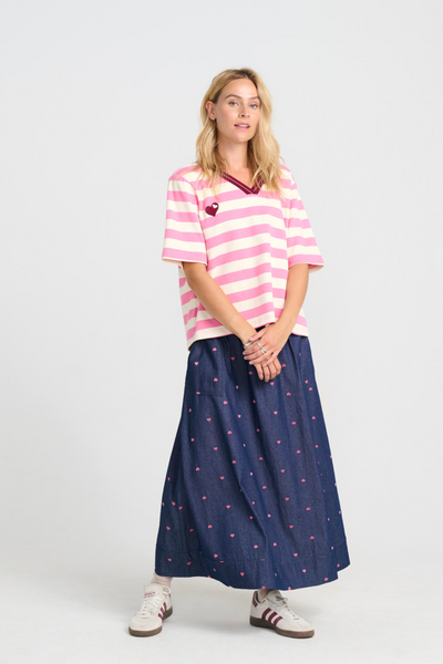 Frontvisning af casual styling – Højlund Stripe Tee med lang denimnederdel og sneakers