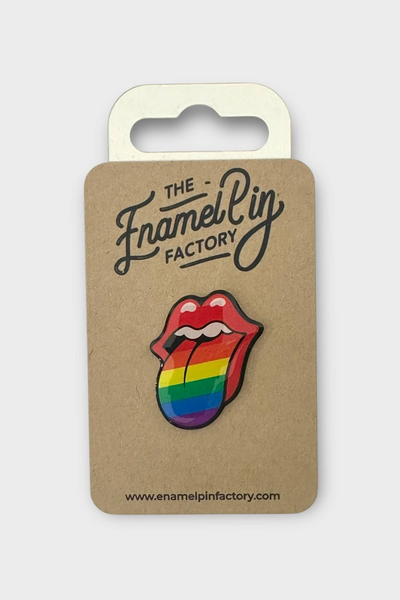 Pin monteret på genanvendt papkort fra The Enamel Pin Factory.