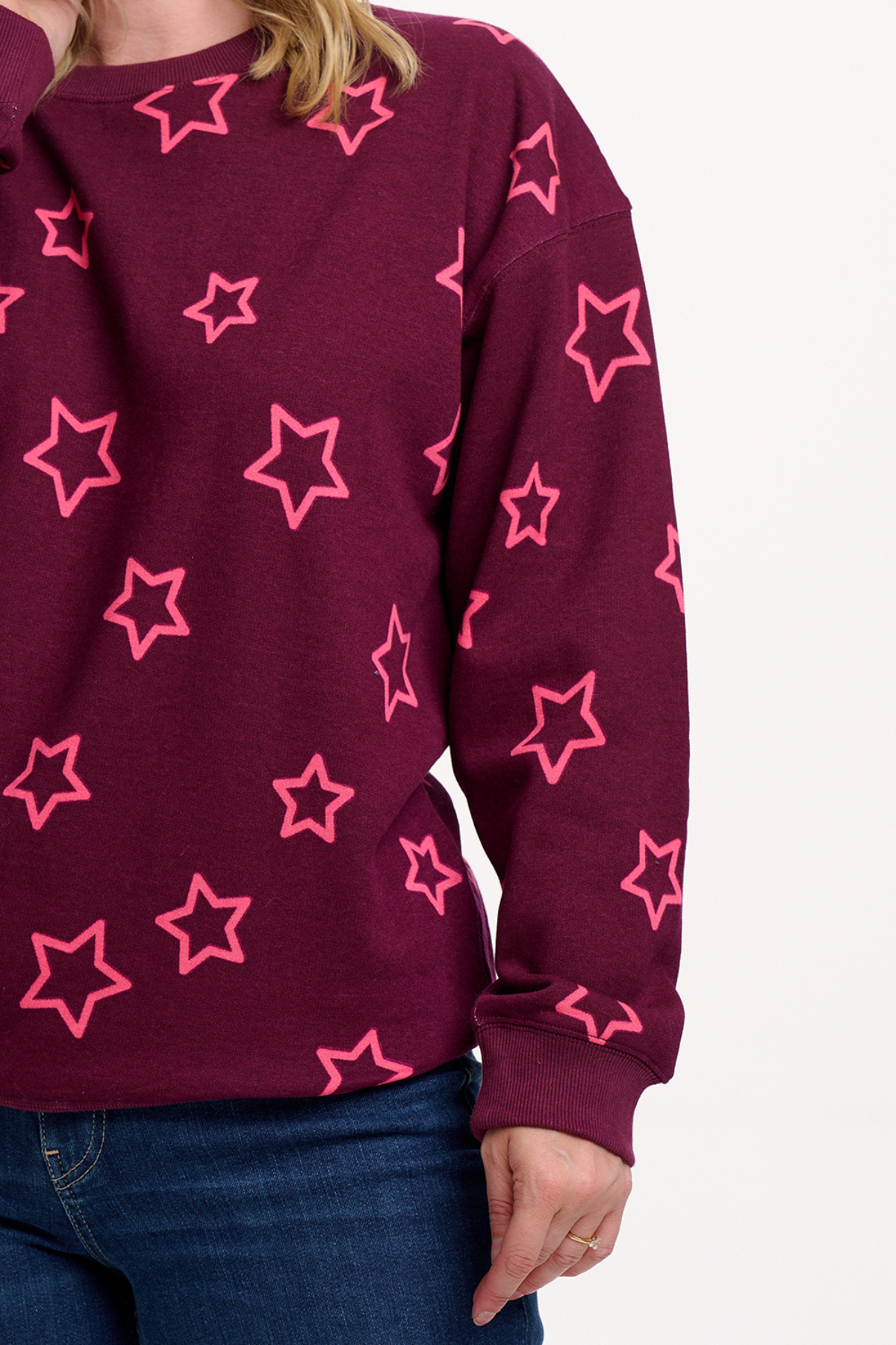 Nærbillede af Eadie Sweatshirt med pink stjerneprint på Burgundy baggrund.