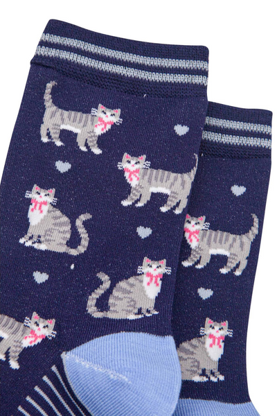 Detalje af bambusstrømper med gråstribede katte & små hjerter.