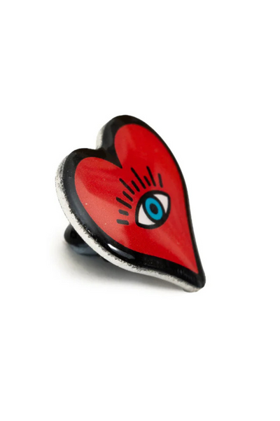 Heart Pin – Rødt hjerte med blåt øje i retro-stil