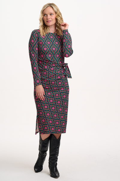 Model iført Claudia Jersey Tie Midi Dress fra Sugarhill Brighton – forfra