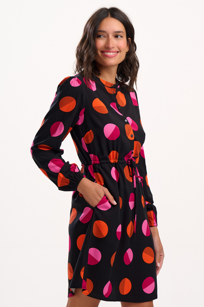 Model iført Flora Mini Shirt Dress – set fra siden med farverigt print
