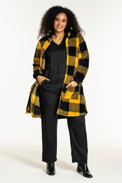 Studio Nellie Coat – sort/gul ternet teddyjakke til plus size set forfra på model