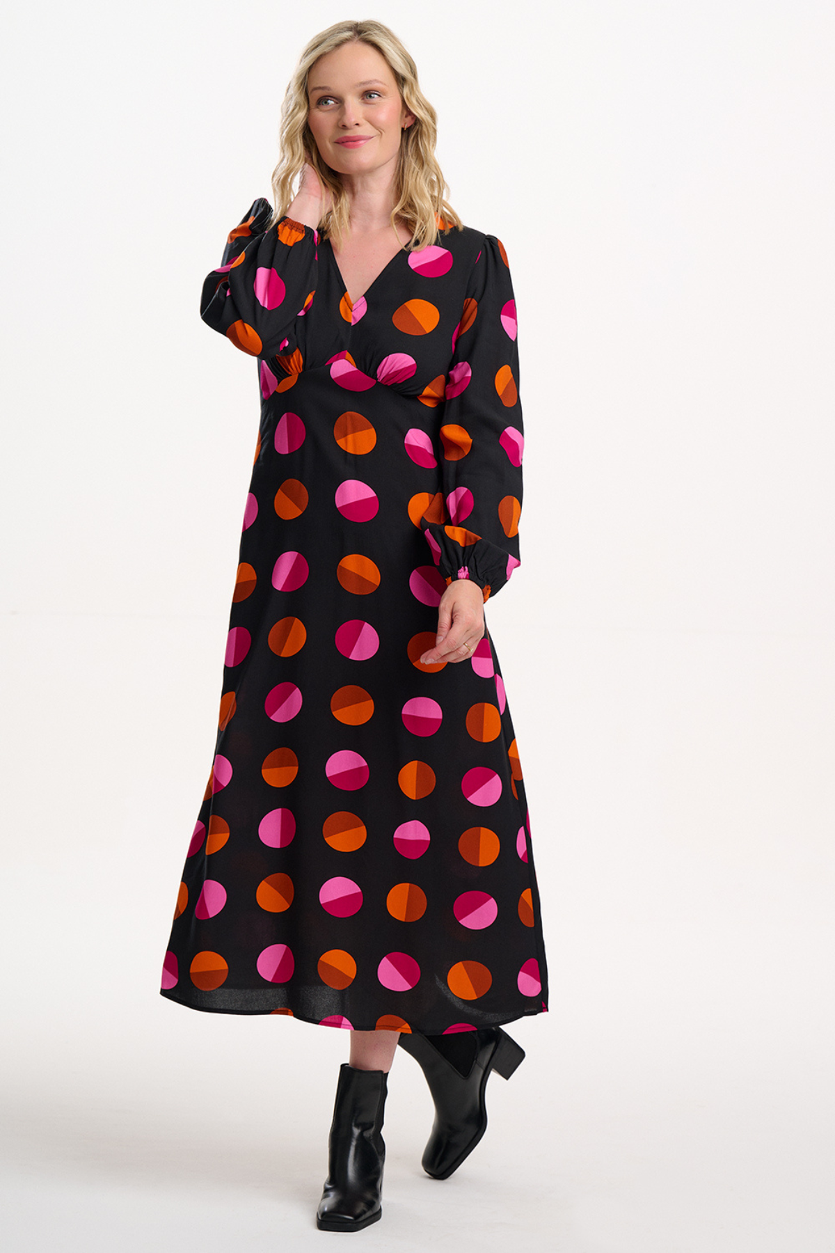 Model iført Marcie Midi Dress fra Sugarhill Brighton – front view med pink og orange prikker