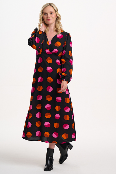 Model iført Marcie Midi Dress fra Sugarhill Brighton – front view med pink og orange prikker