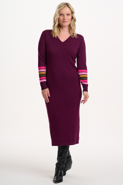 Model iført Dania Knit Midi Dress i vinrød farve set forfra, stylet med sorte støvler
