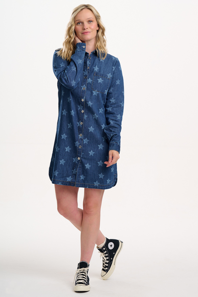 Model iført Ilsa Mini Shirt Dress fra Sugarhill Brighton – forfra