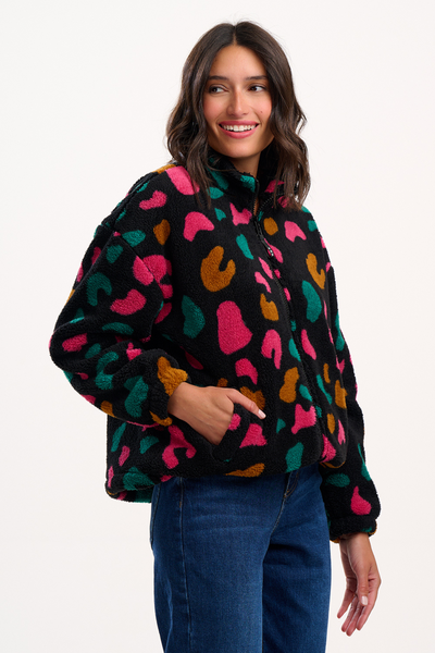 Model iført Hartley Zip Up Fleece med farverigt leopardprint – close-up forfra
