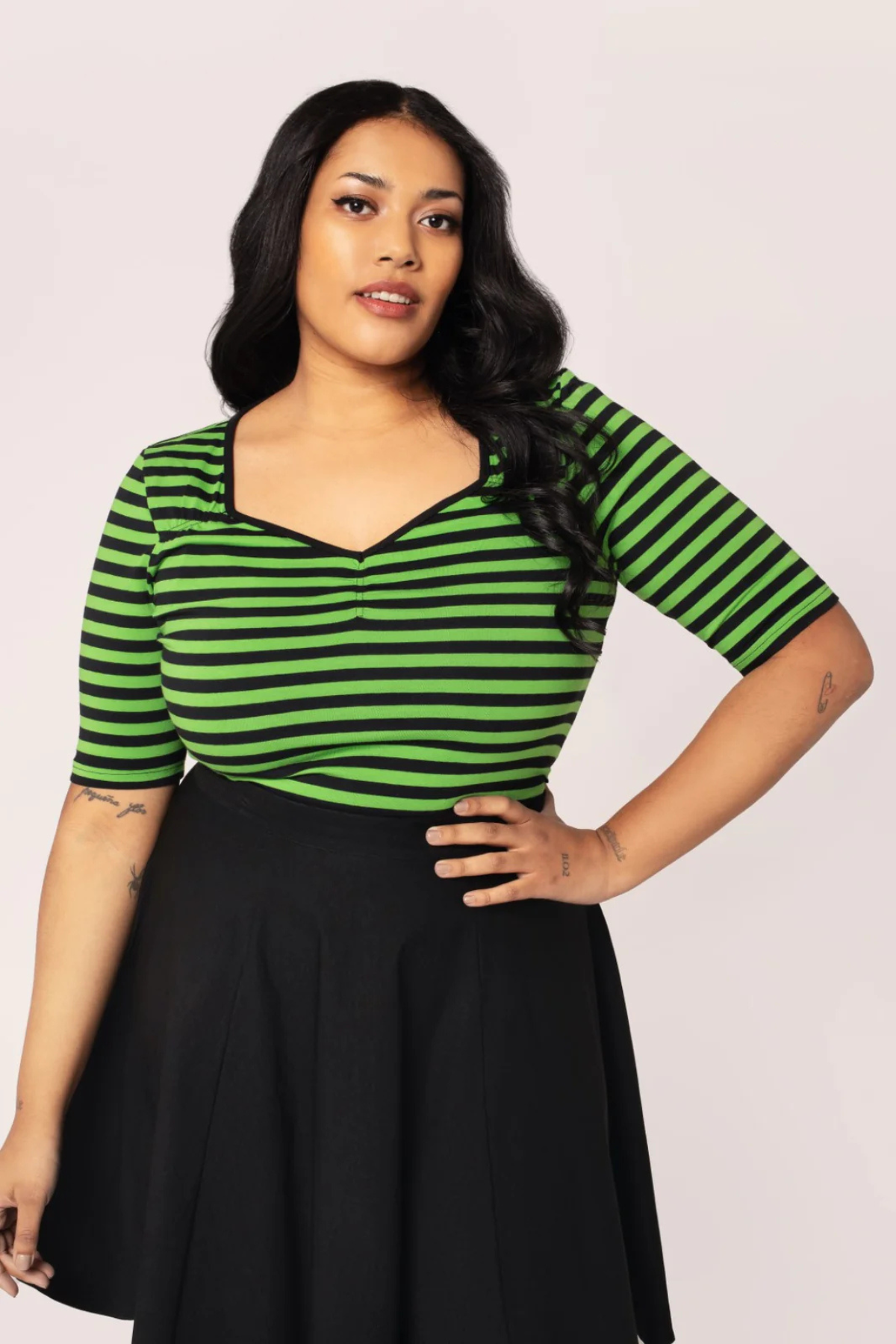 Warlock Top Grøn/Sort – Strækbar stribet bluse med sweetheart-udskæring