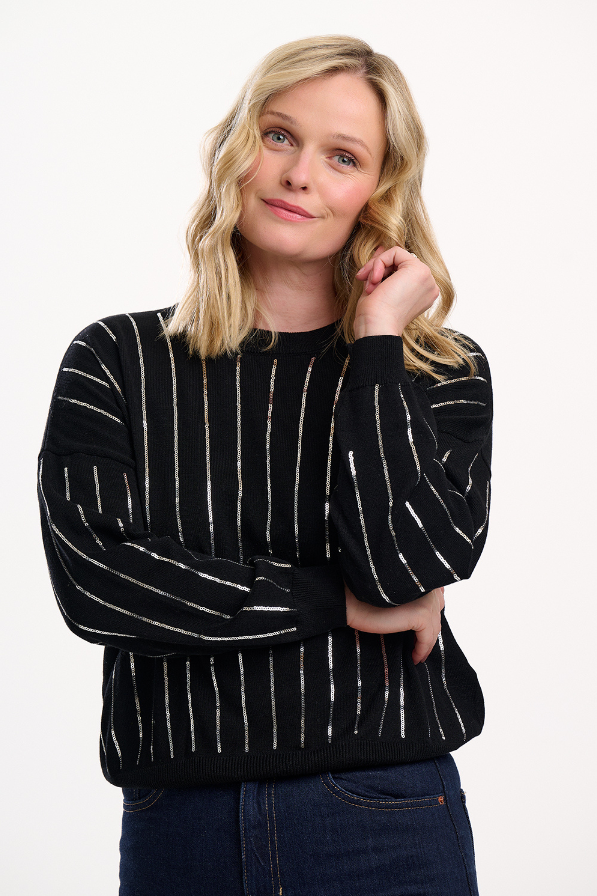Model i sort Anjali Sequin Jumper med sølvpailletter – forfra