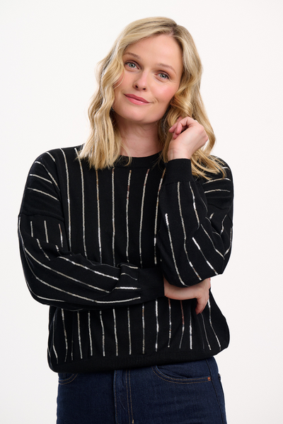 Model i sort Anjali Sequin Jumper med sølvpailletter – forfra