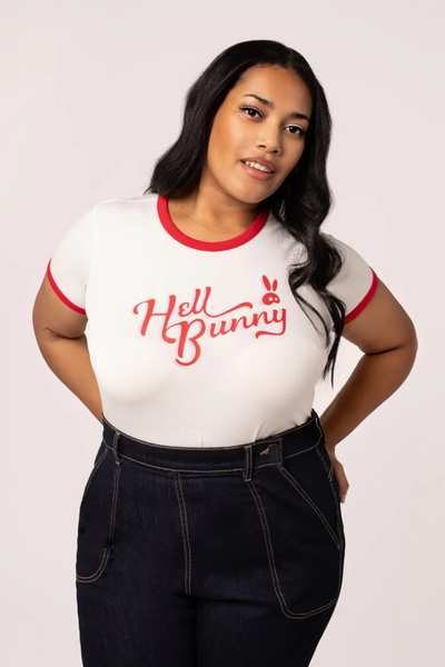 Model i Hell Bunny Lucy T-Shirt med røde kontrastkanter, set forfra