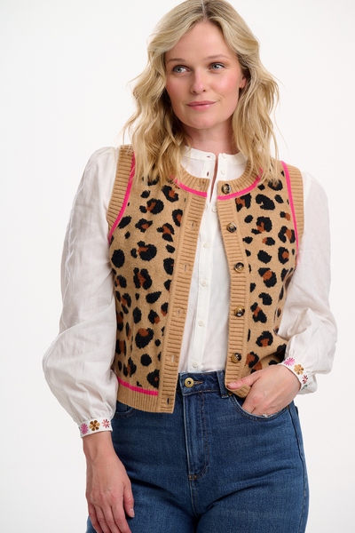 Model iført leopard strikvest med pink detaljer fra Sugarhill Brighton – set tæt forfra