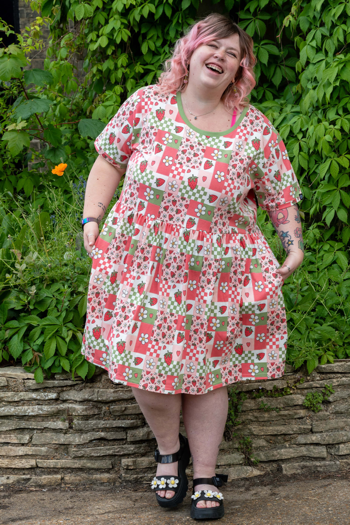 Jersey Kjole med Jordbær Picnic Print - Strawberry Picnic Smock Dress