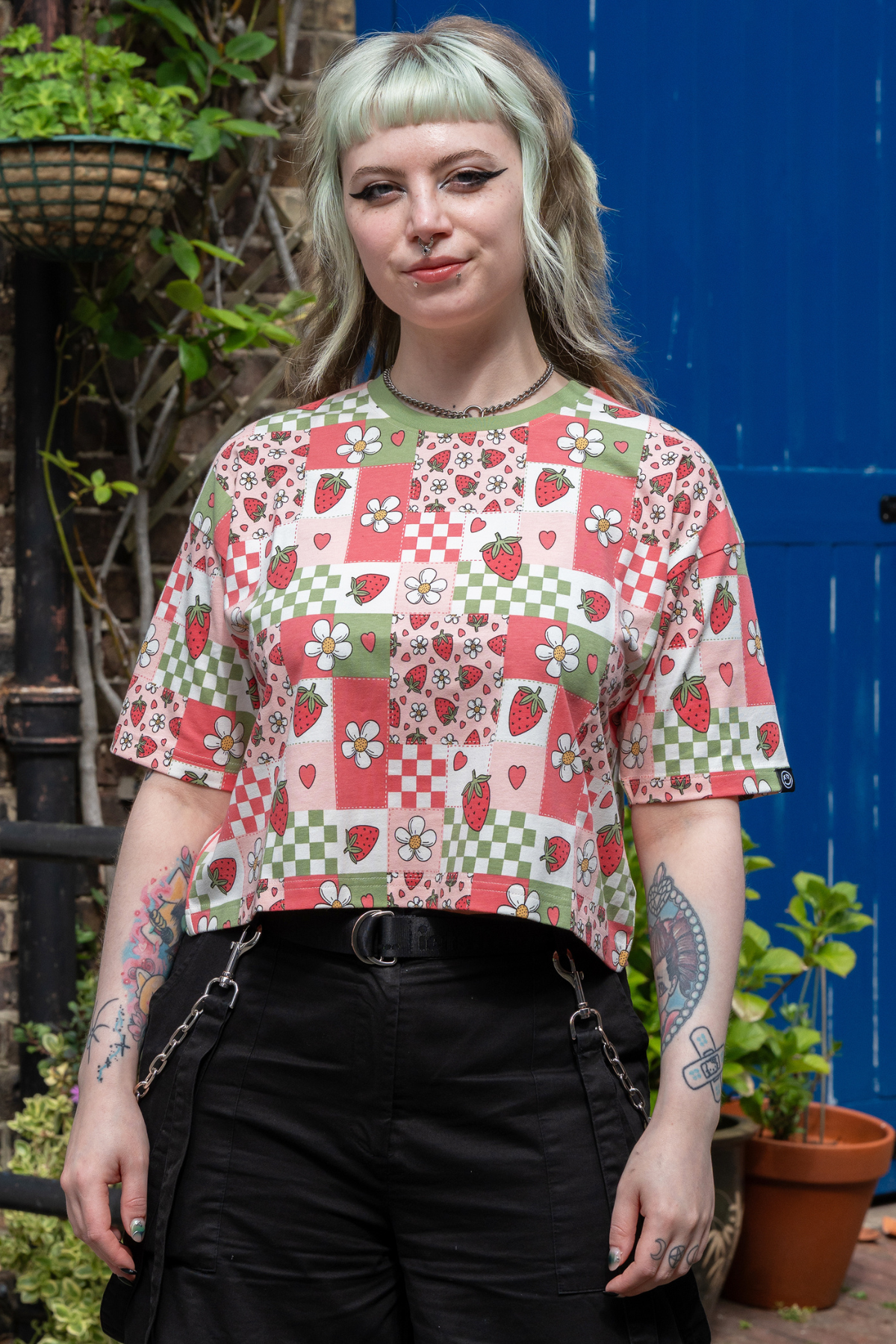 Kort Boxy T-shirt med Jordbær Picnic Print - Strawberry Picnic Cropped Boxy Tee