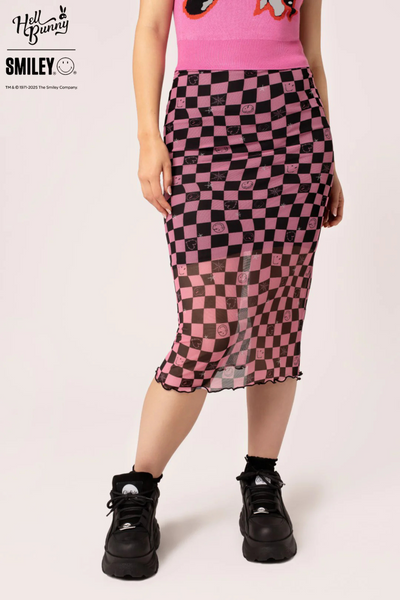 Pink og sort checkerboard nederdel med Smiley®-print, close-up af benene iført Distortion Skirt.