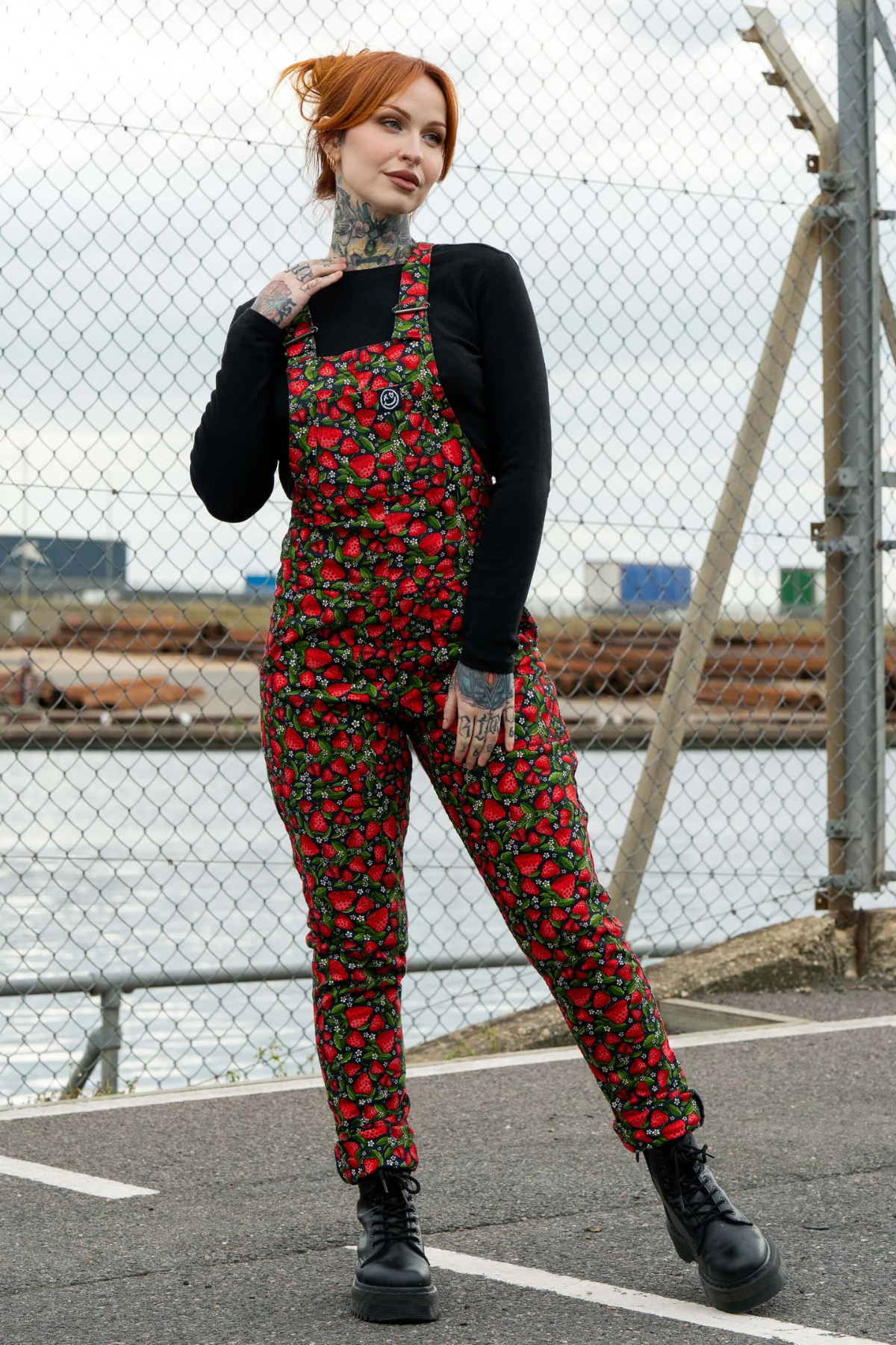 Rebel Romance Strawberry Field Dungarees – frontvisning med jordbærprint