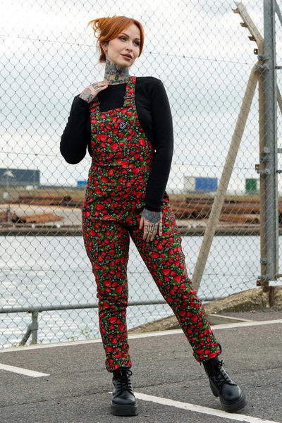 Rebel Romance Strawberry Field Dungarees – frontvisning med jordbærprint