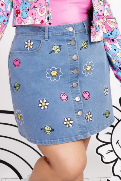 A-formet denimnederdel med farverigt Smiley-ansigt og planetbroderi, knaplukning foran og lommer.