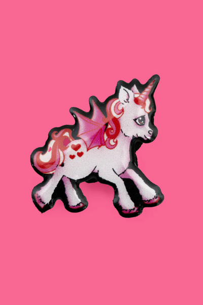 Hell Bunny Flying Unicorn Pin med enhjørning og flagermusvinger på pink baggrund