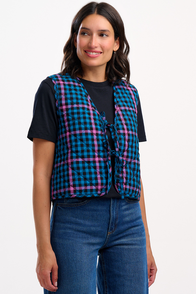 Vander Quilted Waistcoat forfra, ternet quiltet vest med bindelukning
