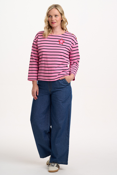 Model i fuld figur iført CELINE BRETON bluse og jeans.